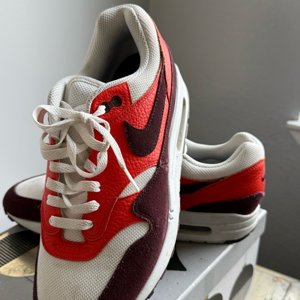 Nike Men's Red and Burgundy Sneakers